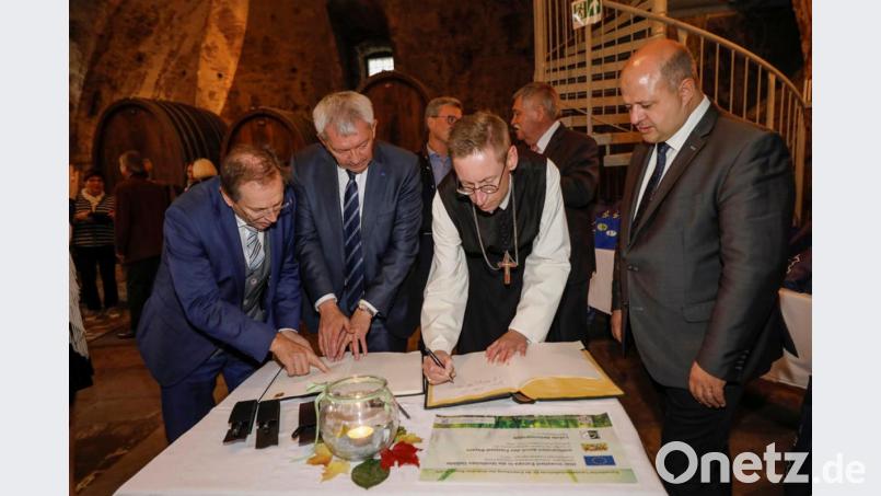 Abt Philipp von Stift Rein trägt sich in das Goldene Buch ein. Links Landrat Johann Kalb, rechts MdL Holger Dremel, im Hintergrund Staatsminister Bernd Sibler mit Ebrachs Bürgermeister Max-Dieter Schneider. Ort: Abt-Degen-Weinkeller in Ebrach. Bild: Daniel Löb/exb
