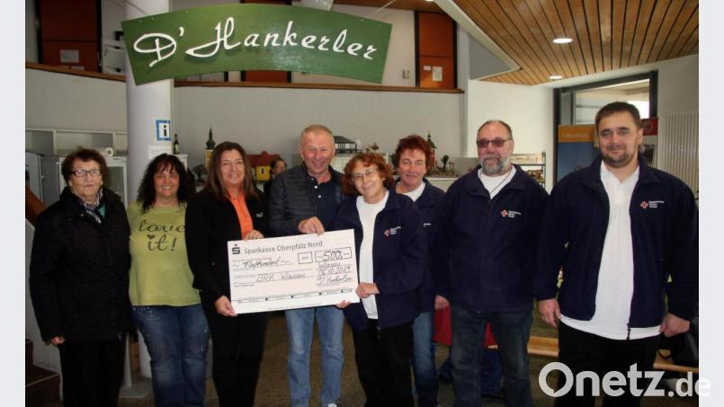 Die Spende in Höhe von 500 Euro ist ein weiterer Baustein für den Ankauf eines neuen HvO-Fahrzeuges. Im Namen des Fördervereins übergab &quot;Hankerler&quot;-Vorsitzender Hans Eichhammer (Vierter von links) einen symbolischen Scheck an Petra Meierl (Fünfter von links). Bild: wro