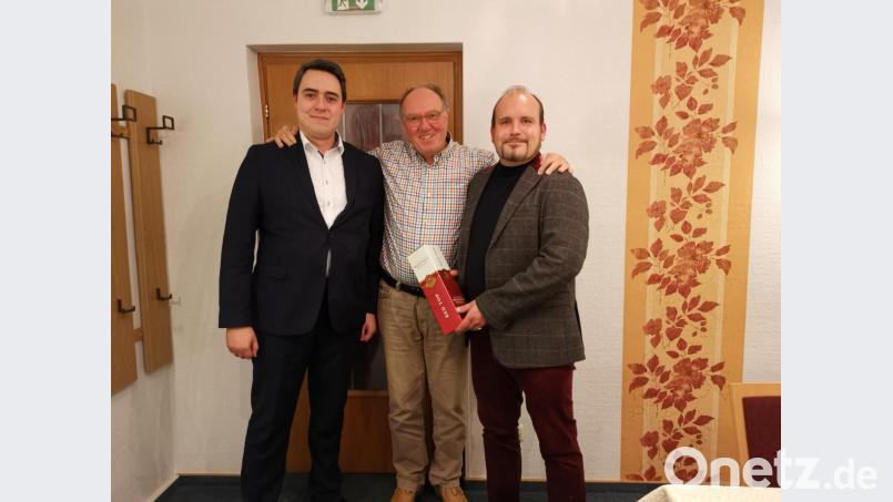 Florian Peter (rechts) und Benedikt Riedl (links) dankten Hannes Baringer für seine langjährige Tätigkeit als erster und zweiter Vorsitzender. Bild: exb
