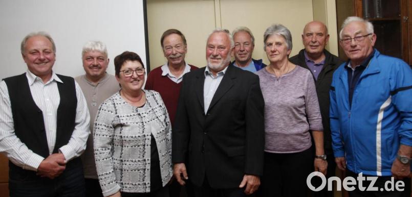 Die Herzsport-Gruppe des TV Nabburg wählte einen neuen Vorstand. Das Bild zeigt von links: Peter Haas, Joseph Pürner, Beate Roßmeisl, Karl Fröbel, Karl Mayer, Georg Baumer, Anna Wiedl, Matthias Grundler und Erwin Biersl. Bild: Hirsch