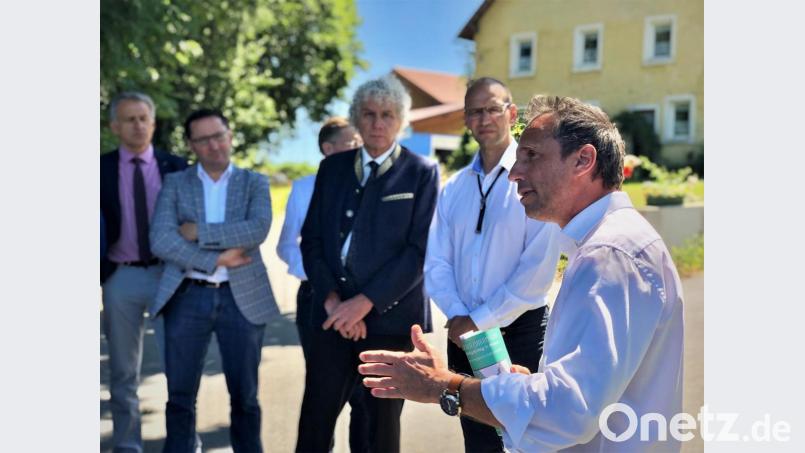 Umweltminister Thorsten Glauber traf sich Ende Juni auf Einladung des Landtagsabgeordneten Tobias Gotthardt im Landkreis Tirschenreuth mit Teichwirten zum Gespräch. Bild: Philipp Seitz/exb