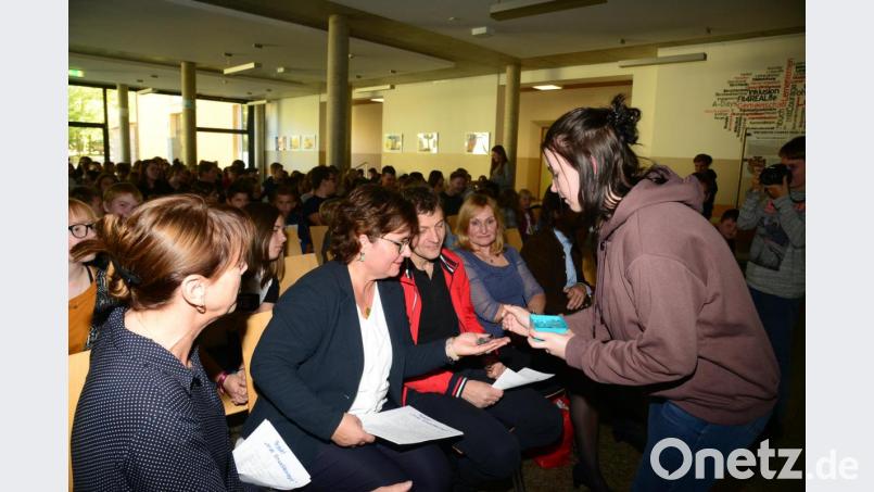 Durst stillen mit einer Geleekugel voll Wasser - Realschuldirektorin Irene Sebald (2. von links) macht den Versuch. Peter Hägler, Landratstamt Neustadt und Beratungsrektorin Imgard Schwartz schauen interessiert zu. Bild: bey