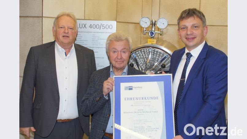 Für die IHK überreichte Manuel Lischka (rechts) an Michael Koller im Beisein von MMM-Geschäftsführer Robert Eibl (links) die Ehrenurkunde zum 65-jährigen Geschäftsjubiläum. Bild: mmj