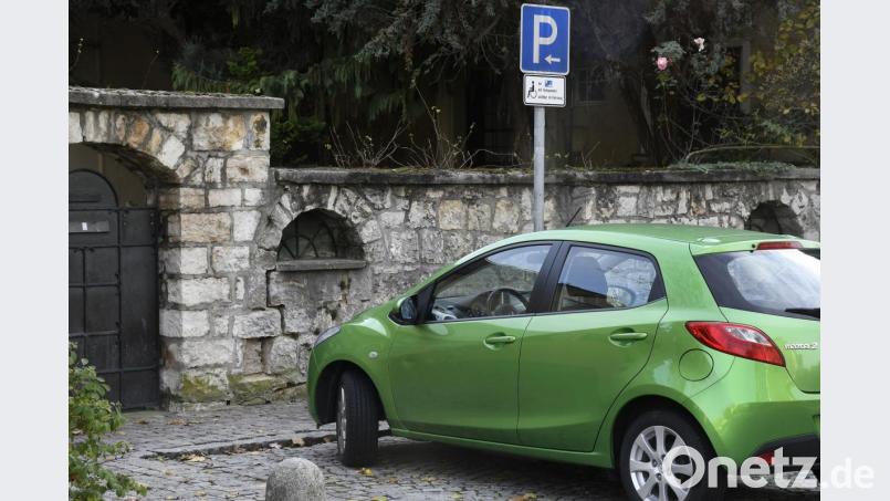 421 Falschparker auf Behindertenparkplätzen hat die Stadt seit Oktober 2018 mit je 35 Euro verwarnt. Ein Behindertenausweis allein genügt nicht zum sorglosen Abstellen des Fahrzeugs; dafür braucht es einen eigenen für diese Flächen vorgeschriebenen Parkausweis mit der Kennzeichnung AG oder BL für Geh- oder Sehbehinderung. Der Fahrer des abgebildeten Autos hat übrigens diesen Nachweis korrekt hinter der Windschutzscheibe platziert und parkt somit richtig. Bild: Petra Hartl