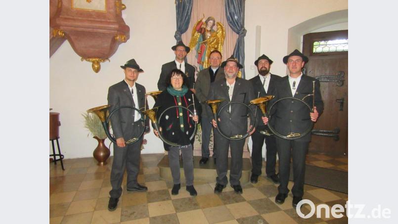 Sehr gut gefallen haben Pfarrer Markus Bruckner (hinten, Zweiter von links) die Bläserstücke von den Kaibitzer Schloßbläsern Daniel Eibisch, Liane Preininger, Thorsten Zickler, Johannes Busch (vorne von links), Ely Eibisch (Hornmeister) und Christoph Ferber (hinten von links). Bild: jzk