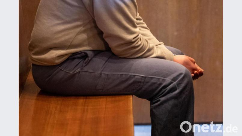 Ein wegen versuchten Mordes angeklagter Mann sitzt zum Prozessbeginn im Landgericht Nürnberg-Fürth. Foto: Daniel Karmann/dpa/Archivbild Bild: Daniel Karmann