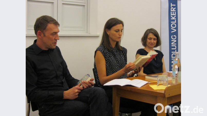 Norwegische Literatur kommt nicht nur auf der Frankfurter Buchmesse gut an: Veranstalter Ralf Volkert mit Schriftstellerin Helga Flatland und Übersetzerin Elke Ranzinger (von links). Bild: aks