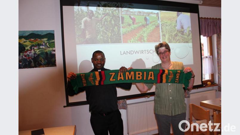 Pfarrer Peter Lungu und Pfarrgemeindesprecherin Gudrun Fischer bezeugen mit einem Schal (mit Zambia-Farben) eine gute Zusammenarbeit. Bild: aun