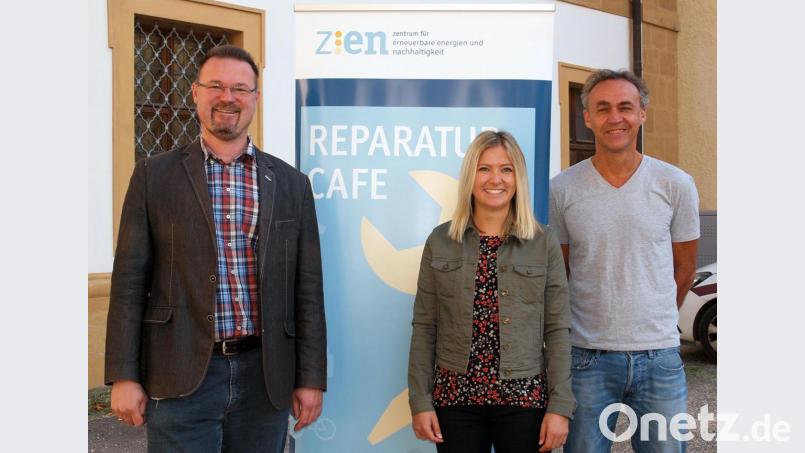Klimaschutzkoordinator Joachim Scheid (rechts) ist mit ZEN-Vorsitzendem Florian Junkes und Projektleiterin Linda Trager (von links) überzeugt: „Wir sehen mit den Repair-Cafés die Möglichkeit mit unseren Ressourcen in Zukunft wesentlich sparsamer umzugehen.“ Bild: sön