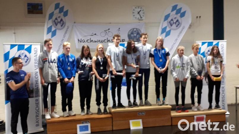 Auf dem Bronzeplatz (rechts) die Triathleten des CIS Amberg (von links): Lena Betzlbacher, Justus Oeckl und Anika Schneider. Bild: bha