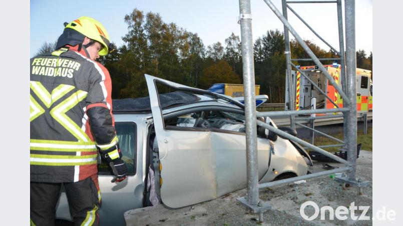 Der Kleinwagen ist zwischen Betonblöcken und dem Schild verkeilt. Bild: dob