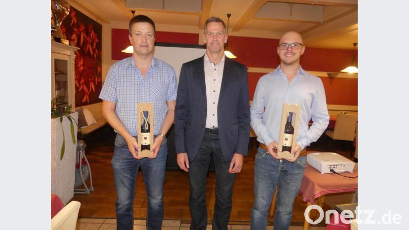 Nach einer regen Aussprache dankt Thomas Riedl (Mitte) den Referenten Stephan Schloderer (rechts) und Michael Lukas mit &quot;Düngetropfen&quot; für ihre umfassenden Informationen. Bild: rn