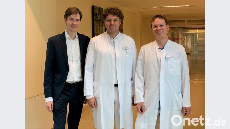 Geschäftsführer Felix Rauschek (links) gratulierte Dr. Michael Schütz (rechts) und Dr. Josef Zäch (Mitte). Bild: exb