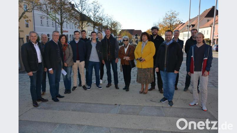 Bürgermeister Franz Stahl (Dritter von links) stellte den Mitgliedern des JU-Kreisverbandes um Vorsitzenden Matthias Grundler (Vierter von rechts) und interessierten Tirschenreuther CSUlern zahlreichen Baustellen der Stadt vor. Mit dabei: CSU-Landratskandidat Roland Grillmeier (links). Bild: jr