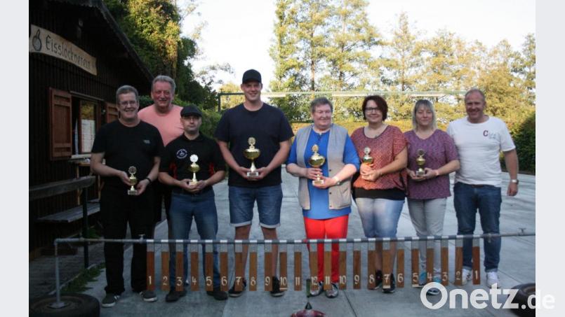 Die Sieger beim Blattlschießen der Schnaittenbacher Eisstockschützen auf der Kunstbahn am Naturerlebnisbad erhalten Pokale (von links): Horst Zetzelmann, Vorsitzender Martin Kausler, Enrico Reinecke, Lukas Kindzorra, Elisabeth Menzel, Birgit Gevater, Conny Kausler und Marcus Eichenmüller. Bild: nag