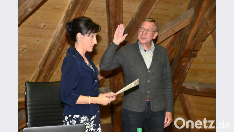 CSU-Fraktionssprecher Georg Burkhard ist jetzt auch Zweiter Bürgermeister des Marktes Parkstein. Nach seiner Wahl wurde er von Bürgermeisterin Tanja Schiffmann vereidigt. Bild: bey