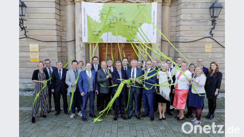 Die Projektpartner vernetzen sich: In der vorderen Reihe (Mitte) Staatsminister Bernd Sibler mit den Landtagsabgeordneten Hans Herold und Holger Dremel (lnks) und Landrat Kalb sowie Waldsassen Bürgermeister Sommer (rechts ). Die Bänder werden von den Vertretern der jeweiligen Klosterlandschaften gehalten. Bild: Daniel Löb/exb