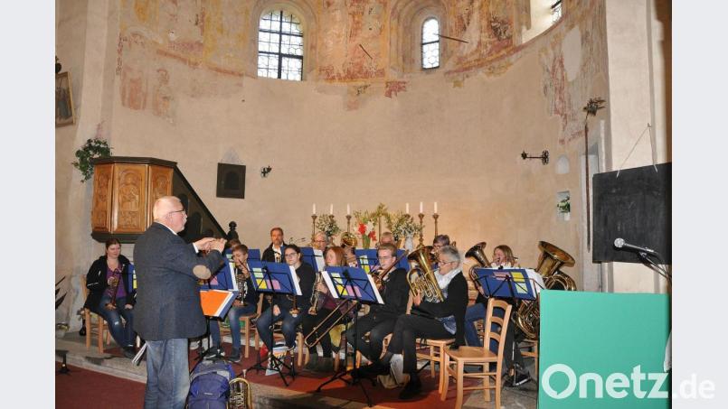 Der evangelische Posaunenchor aus Thansüß mit seinem Dirigenten Heinrich Müller hat einen viel beklatschten Auftritt in Tschechien. Bild: exb