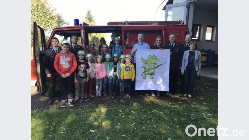 Die Feuerwehr Edeldorf hat eine Kinderfeuerwehr: 13 Mädchen und Buben zwischen fünf und elf Jahren sind jetzt &quot;Löschdrachen&quot;. Urheber des Logos mit dem grünen Drachen ist der Theisseiler Fabio Meissner. Bild: eig