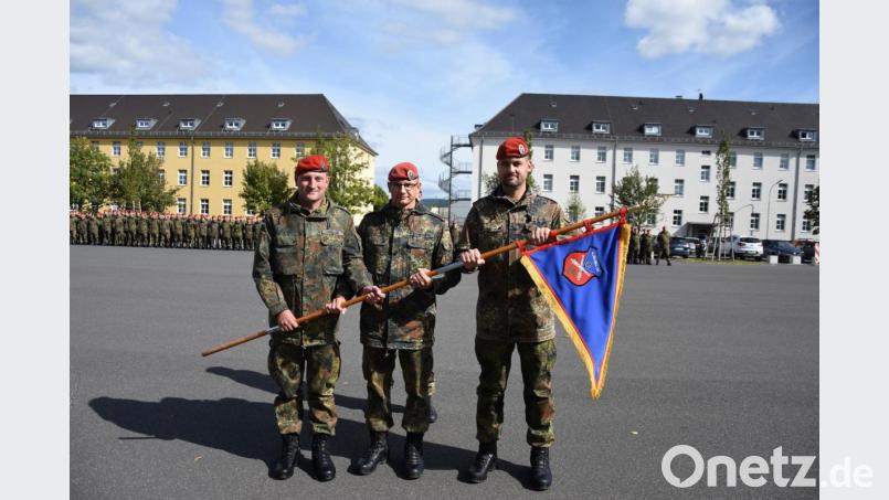Major Norman Prädel (rechts) übergibt im Beisein von Kommandeur Oberstleutnant Sven Zickmantel den Wimpel an Hauptmann Johannes Müller (links). Bild: exb