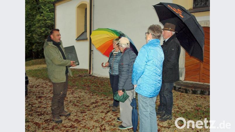Bei der Eggenberg-Kirche erklärte Christian Rudolf (links), Ranger im Naturpark Hirschwald, wie Fledermaus-Nistkästen funktionieren. Bild: sön