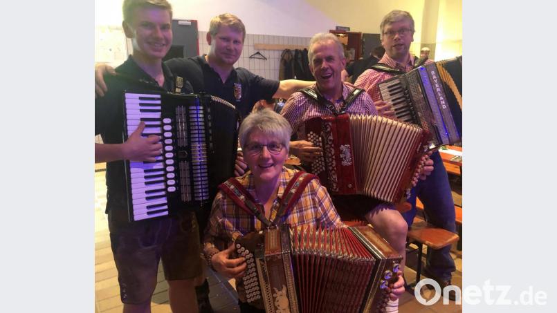 Vorsitzender Stefan Gläßer (Zweiter von links) hat für das Oktoberfest der Feuerwehr ein Musikantentreffen organisiert. Bild: mld