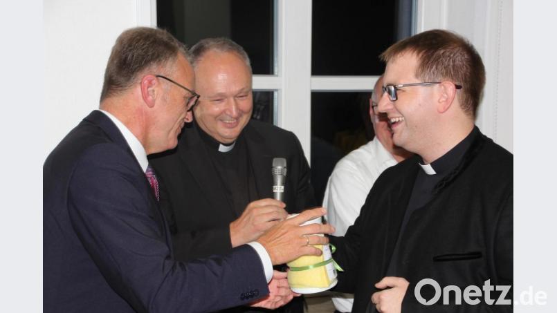 Bürgermeister Franz Stahl überreichte dem neuen Kaplan (rechts) ein Bierkrügerl. Darüber freute sich auch Stadtpfarrer Georg Flierl (Mitte). Bild: kro