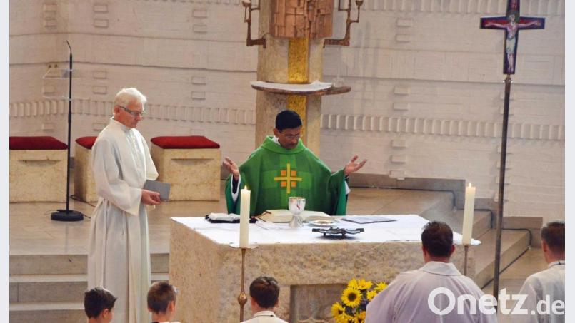 Ein herzliches Willkommen entbietet die Pfarrei Mariä Himmelfahrt mit Pfarrer Augustin Lobo (rechts) an der Spitze dem neuen Pastoralreferenten Alfred Kick im Pfarrgottesdienst. Bild: ü