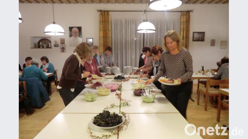Traditionell endete die Erntedankfeier des Katholischen Frauenbundes mit einem gemeinsamen Essen. Bild: rpp