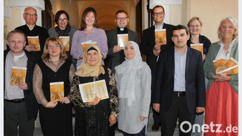 Die Nacht der offenen Gotteshäuser am Samstag, 19. Oktober, soll wieder eine große Gemeinschaft aller Gläubigen der in Amberg vertretenen Religionen schaffen. Von 17 bis 22.30 Uhr warten die Gotteshäuser mit einem umfangreichen Programm auf. Beim Gruppenbild vor dem Pfarramt von St. Georg demonstrieren die Organisatoren und Vertreter der Religionen schon einmal ihre Gemeinsamkeit. Bild: Wolfgang Steinbacher