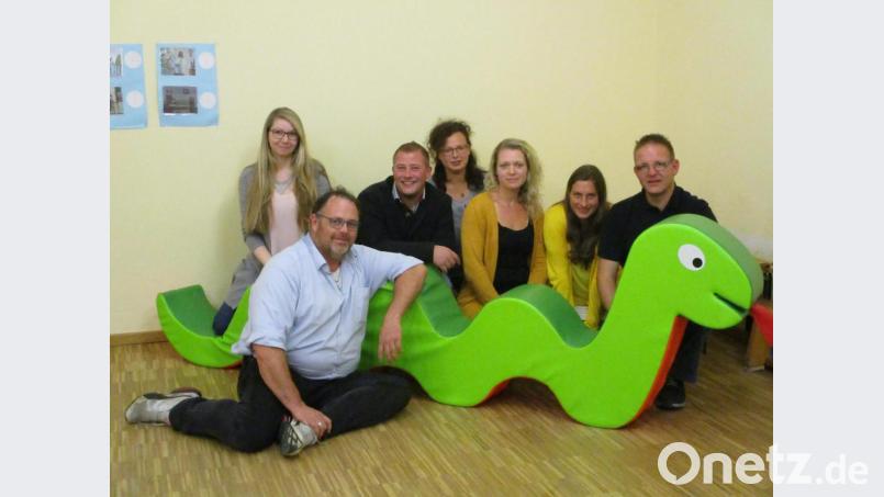 Kinderhaus-Leiterin Sabina Lehmann dankte dem neuen Elternbeirat für sein ehrenamtliches Engagement: Mirko Fuchs (vorne), Florian Hösl, Angelika Scherm, Franziska Hess, Rebecca Aru (neue Erzieherin) und Roland Kreuzer (Vorsitzender). Bild: mez