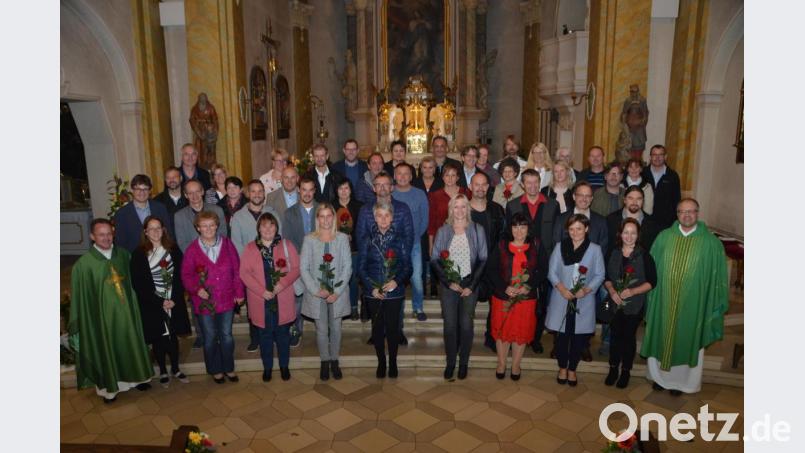 Dekan Alexander Hösl (links) und Regionaldekan Holger Kruschina (rechts) überreichten jedem Jubelpaar eine rote Rose für 10, 20, 25 und 30 Jahre Ehe. Bild: dob