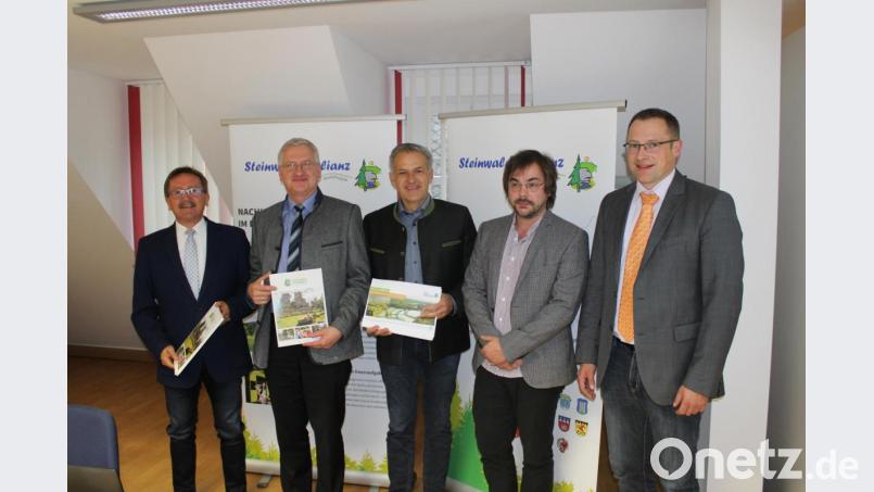 Bürgermeister und Vorsitzender der Steinwald-Allianz Hans Donko, CSU-Vorsitzender Johannes Reger und Landratskandidat Roland Grillmeier diskutierten mit den beiden Vertretern der Öko-Modellregionen Markus Frank und Martin Schmid (v.l.n.r.). Mit dabei waren CSU-Mitglieder aus dem ganzen Landkreis. Bild: ckl