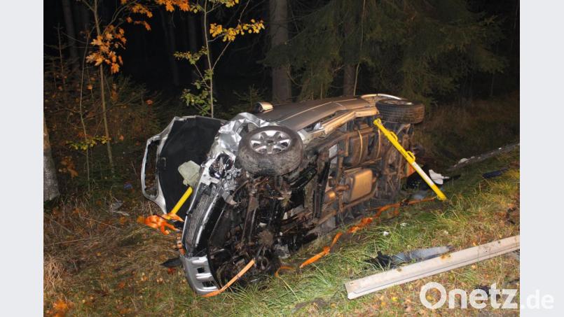 Zwischen Wunsiedel und Röslau sind zwei Fahrzeuge kollidiert. Ein Mann kam bei dem Unfall ums Leben. Bild: fphs