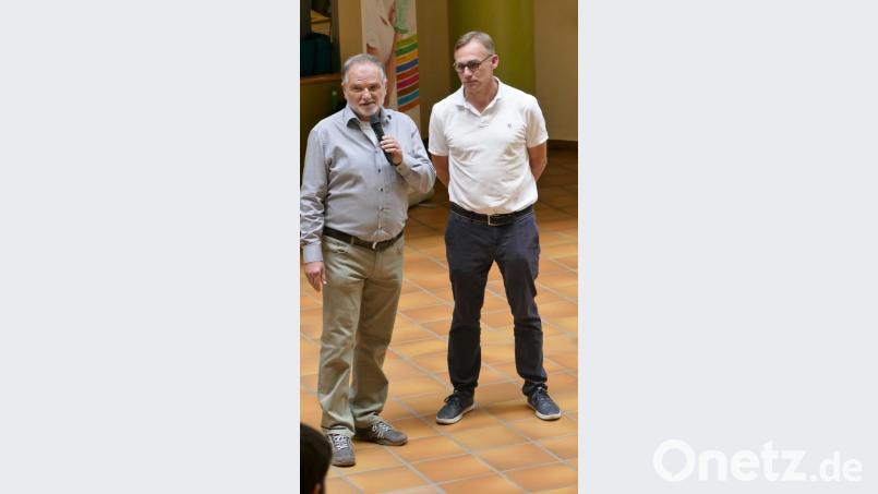 Der Vorsitzende des Fördervereins, Wolfgang Wessely (links), und Rektor Peter Danninger eröffnen den Markt. Bild: wbe