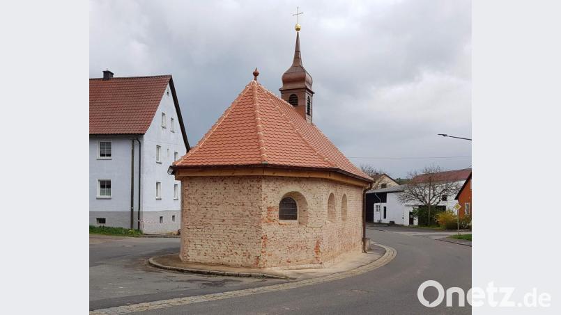 Der Abschluss der Sanierung der Steiningloher Dorfkapelle lässt nach zweijähriger Bauzeit weiter auf sich warten. Die Kosten für die Restaurierung der Innenausstattung muss die Dorfgemeinschaft tragen. Daher wird der Erlös des dritten Steiningloher Weinfests, das am Samstag, 26. Oktober, gefeiert wird, wieder voll und ganz für diesen Zweck verwendet. Bild: u
