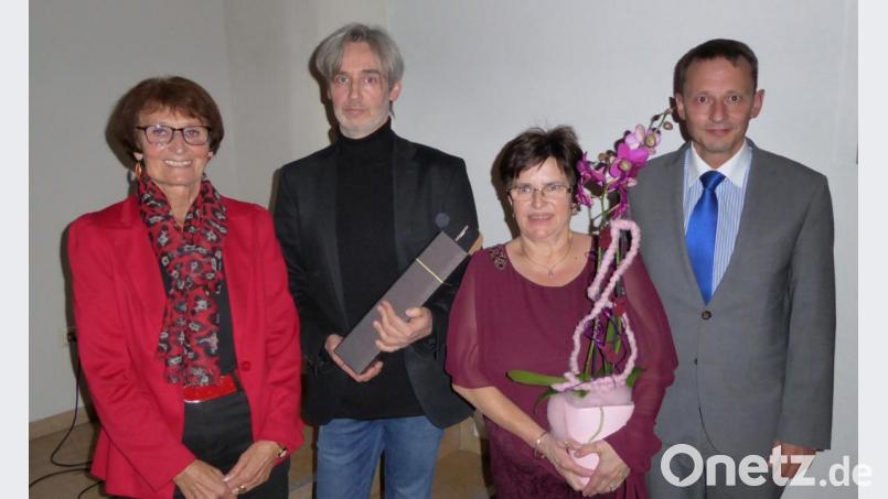 Über wohltätige Spenden freuen sich (von links): Fördervereinsvorsitzende Waltraud Koller-Girke, Organist Horst Plössner, Sopranistin Hildegard Zoltziar und Schirmherr Bürgermeister Jens Meyer. Bild: fsb