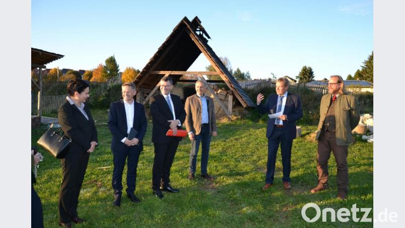 Wissenschaftlicher Leiter Stefan Wolters und Alfred Wolf (von rechts) überzeugten Europaminister Florian Herrmann (Dritter von links) und die Generalkonsulin der Tschechischen Republik, Kristina Larischová (links), vom Archaeo-Centrum und Bau der Reisestation Karl IV. Unterstützung kam durch Landtagsabgeordneten Tobias Reiß und Ikom-Vorsitzenden Roland Grillmeier (von links) Bild: rti