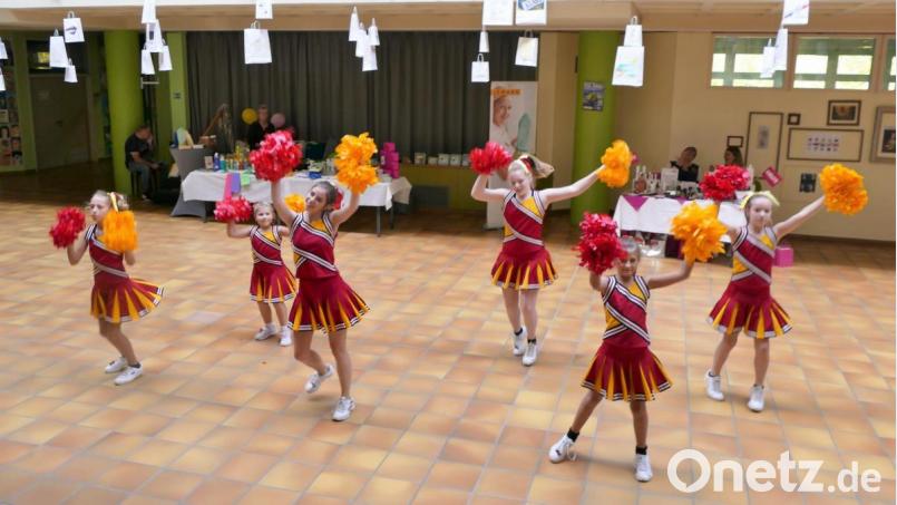 Cheerleader vom Verein Cheer force Sulzbach-Rosenberg zeigten eine peppige Performance. Bild: wbe