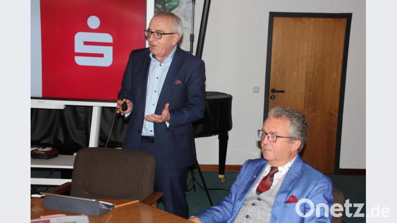 Umfassend erläuterte Vorstandsvorsitzender Ludwig Zitzmann (linsk) dem Marktrat und Bürgermeister Toni Dutz die Pläne der Sparkasse für eine neue Geschäftsstelle in Wiesau. Bild: kro