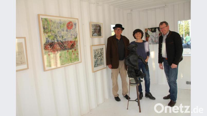 Zusammen mit Künstlerin Susanne Mansen (Mitte), eröffneten Heiko Herrmann (links), der Vorsitzende des Kunstvereins Pertolzhofen, und Bürgermeister Martin Prey die Ausstellung. Bild: frd