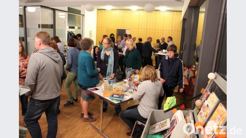 Das Büchereiteam hat den Wein-Lese-Abend gut vorbereitet. Bei den vielen Besuchern gibt es manchmal kaum mehr ein Durchkommen zu Büchern, Heften und Häppchen. Bild: jml