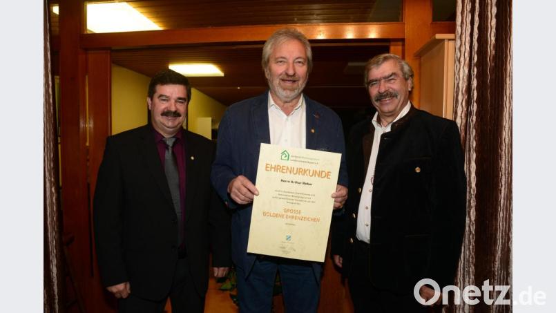 Kreisvorsitzender Helmut Grünbauer (links) und Bezirksvorsitzender Reinhard Ott (rechts) überreichen Arthur Weber das "Große Goldene Ehrenzeichen" des Landesverbandes Wohneigentum. Bild: bey