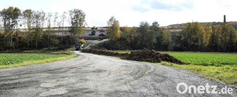 Derzeit laufen die letzten Arbeiten am alten Schlackenberg der Luitpoldhütte. Hier soll eine große Freiflächen-Photovoltaikanlage entstehen. Bild: Petra Hartl