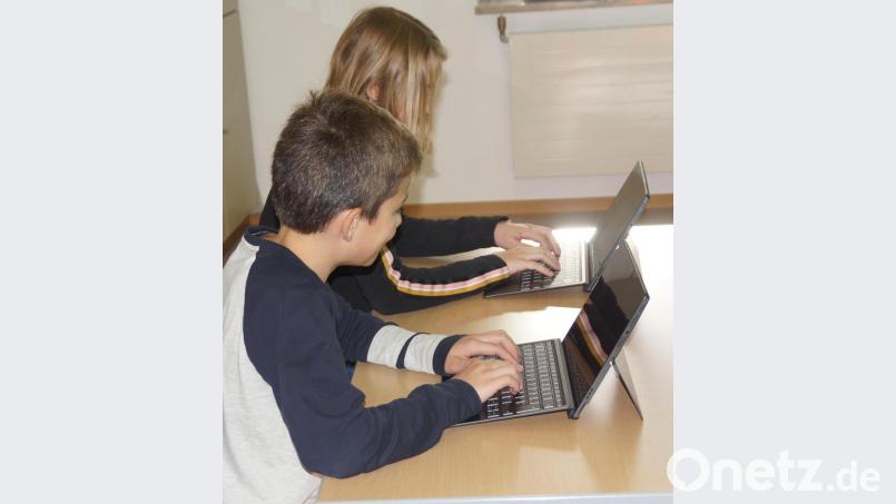 Surface, Laptop, Tablet und Co. haben im Unterricht an der Doktor-Eisenbarth-Schule längst Einzug gehalten. Der Schulverband stellte die Weichen dafür, dass für die &quot;digitale Schule&quot; weitere Bausteine gesetzt werden können. Bild: weu