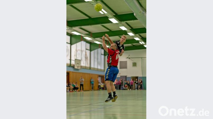 Die Herren des HV (hier: Tobias Wild) wollen auch die Hürde HC Weiden überspringen. Bild: Günter Uschold (gud)