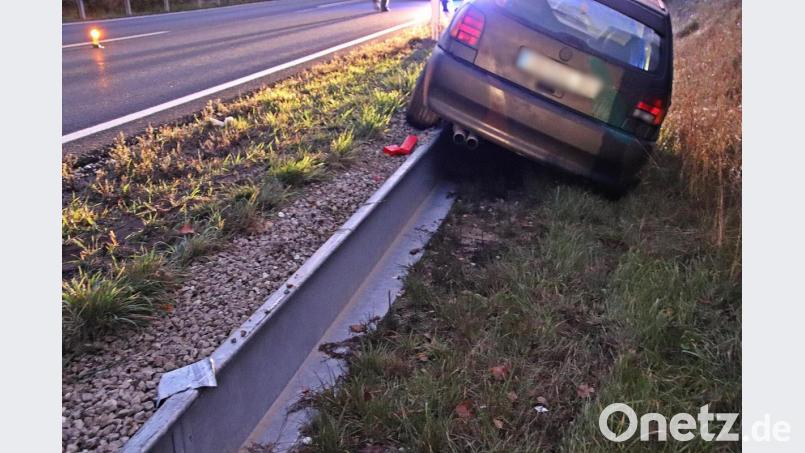 Der beschädigte VW Polo im Straßengraben der B470. Bild: jma