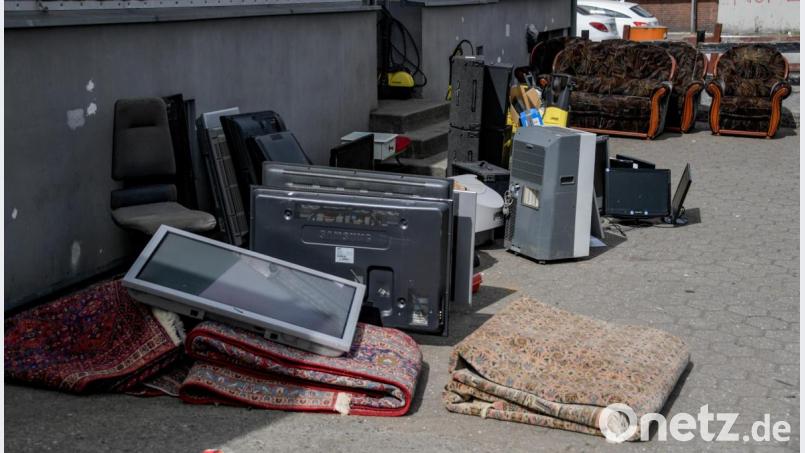 Die Couch von Kollege Matthias landete auf dem Sperrmüll. Bild: Axel Heimken/dpa