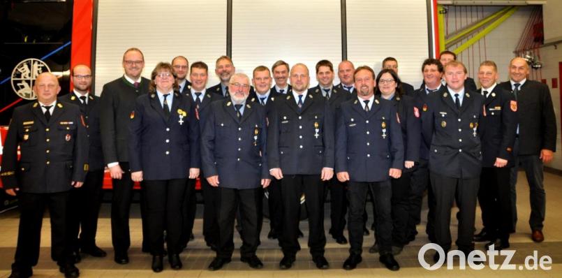 Kreisbrandinspektor Martin Weig, Kreisbrandrat Marco Saller und Landrat Andreas Meier (von links) ehrten Feuerwehrleute für 25 und für 40 Jahre aktiven Dienst. Dazu gratulierten auch Bürgermeister Max Völkl und Kreisbrandmeister Christian Demleitner (von rechts). Bild: es
