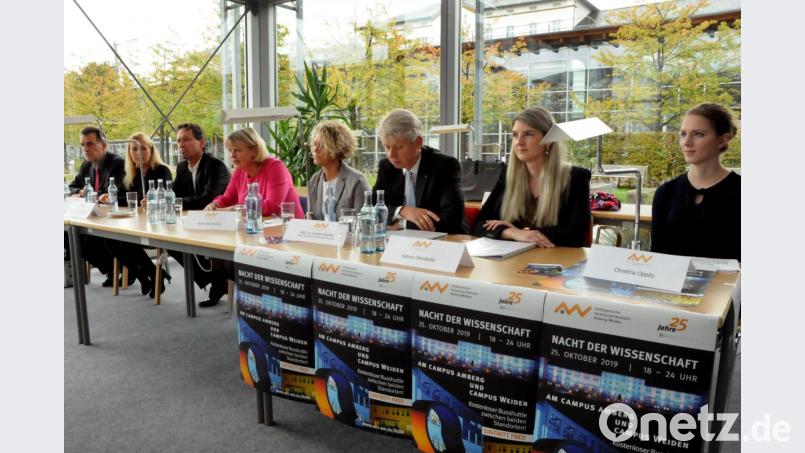 Pressekonferenz zur Nacht der Wissenschaft (von links) Jürgen Koch, Sonja Wiesel, Maximilian Kock, Andrea Klug, Nicole Karzmarczyk, Clemens Bulitta, Kathrin Obendorfer und Christina Oppitz. Bild: Stephan Huber